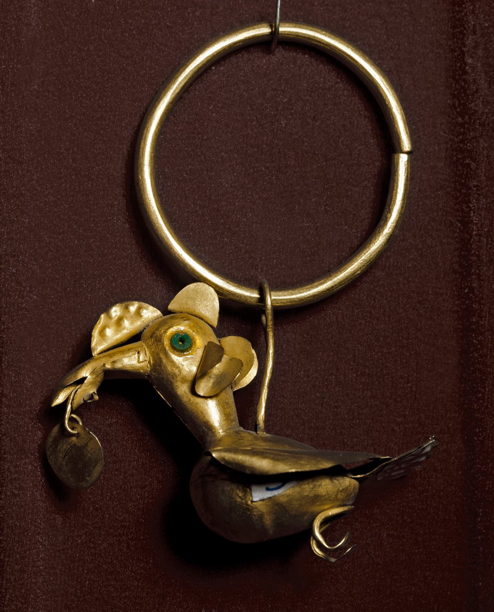 Präkolumbianische Kunst, Mochica-Kultur (Ugly, Mochica): Ohrring mit Vogel aus Gold. 200-500 n. Chr. Private Sammlung von Moche Moche