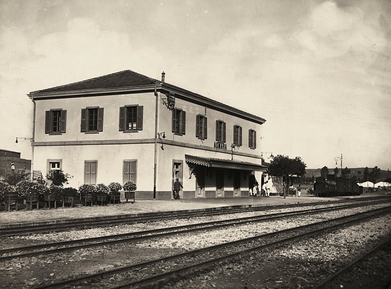 „Ein Imperium aufbauen“ im faschistischen Zeitalter: Bahnhof von Asmara, 09/05/1936 von Modestino Baldinetti