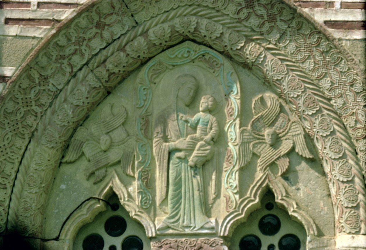 Madonna mit Kind, Fensterausschnitt der Kirche, erbaut 1413-17 von Morava School
