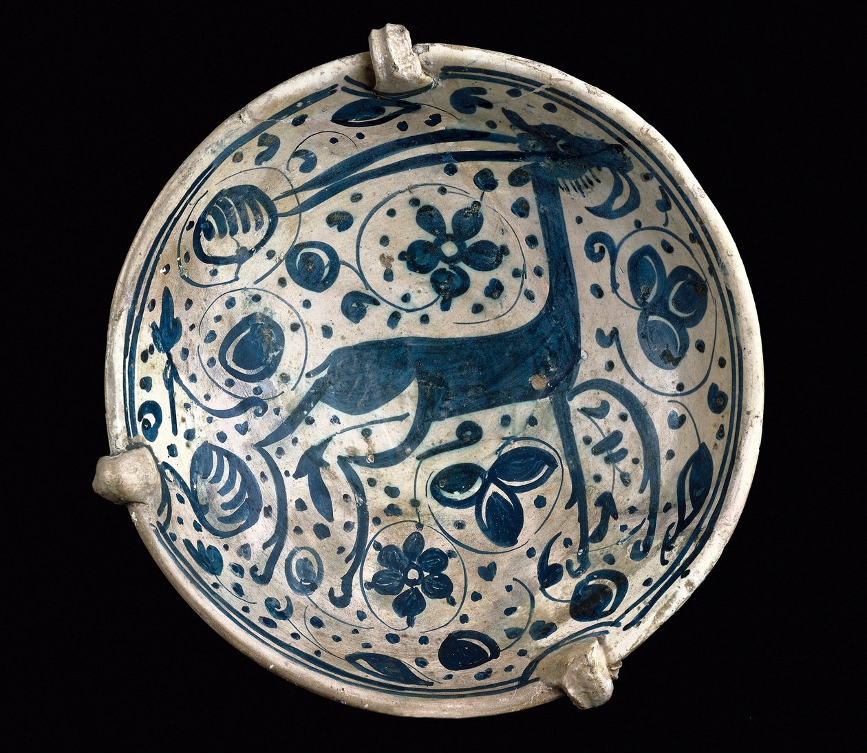 Mudéjar-Kunst: Keramikbecher azul, dekoriert mit einem Hirsch von Paterna, Manises (Hispano-maurischer Stil). 14. oder 15. Jahrhundert, Barcelona. Keramikmuseum Barcelona, Spanien von Mudejar School