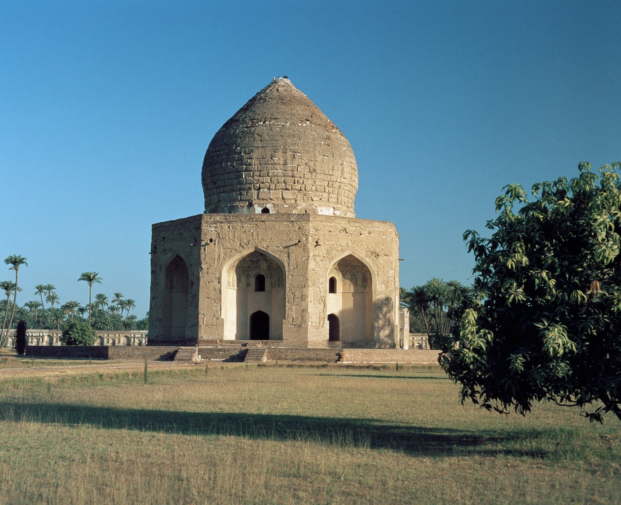Ansicht des Mausoleums von Asif Khan in Shahdara Bagh von Mughal School