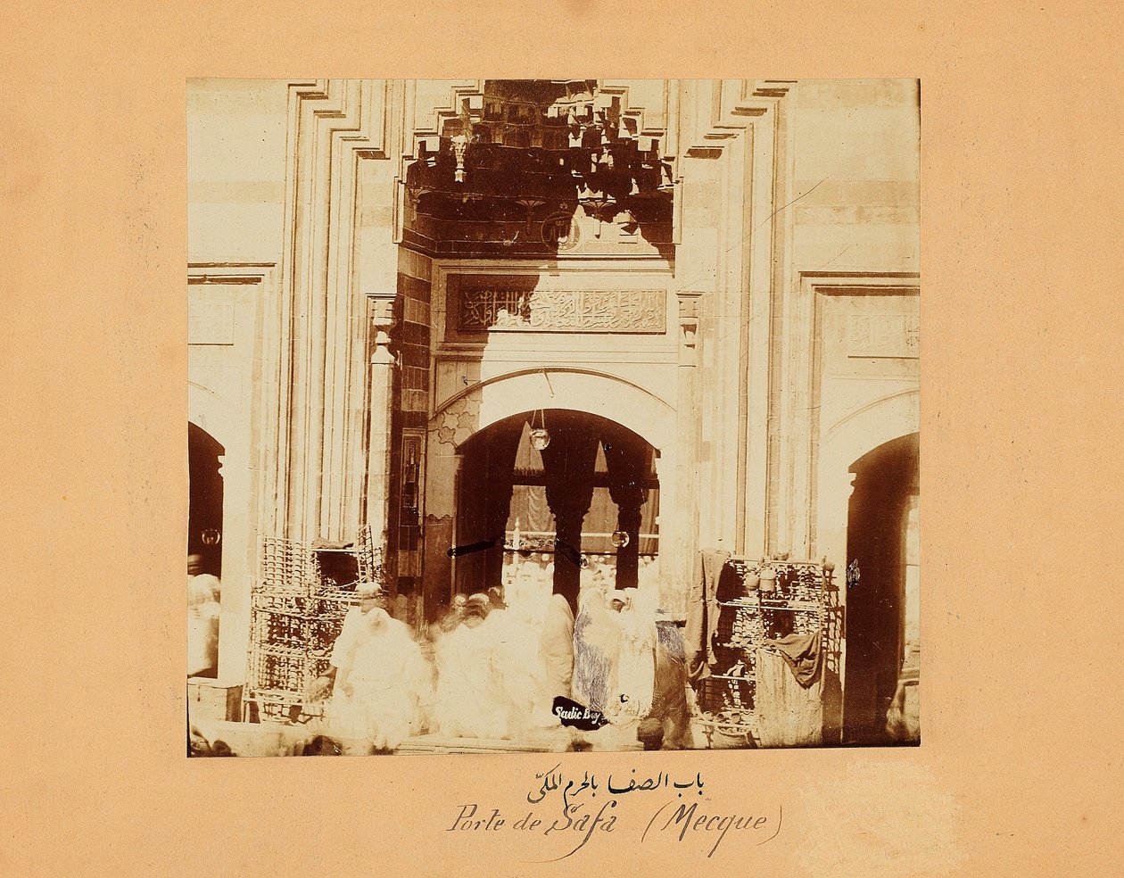 Das Safa-Tor, eine Gruppe von Fotos von Mekka und den heiligen Stätten des Islam, ca. 1879-80 (Albuminabzug) von Muhammad Sadiq Bey