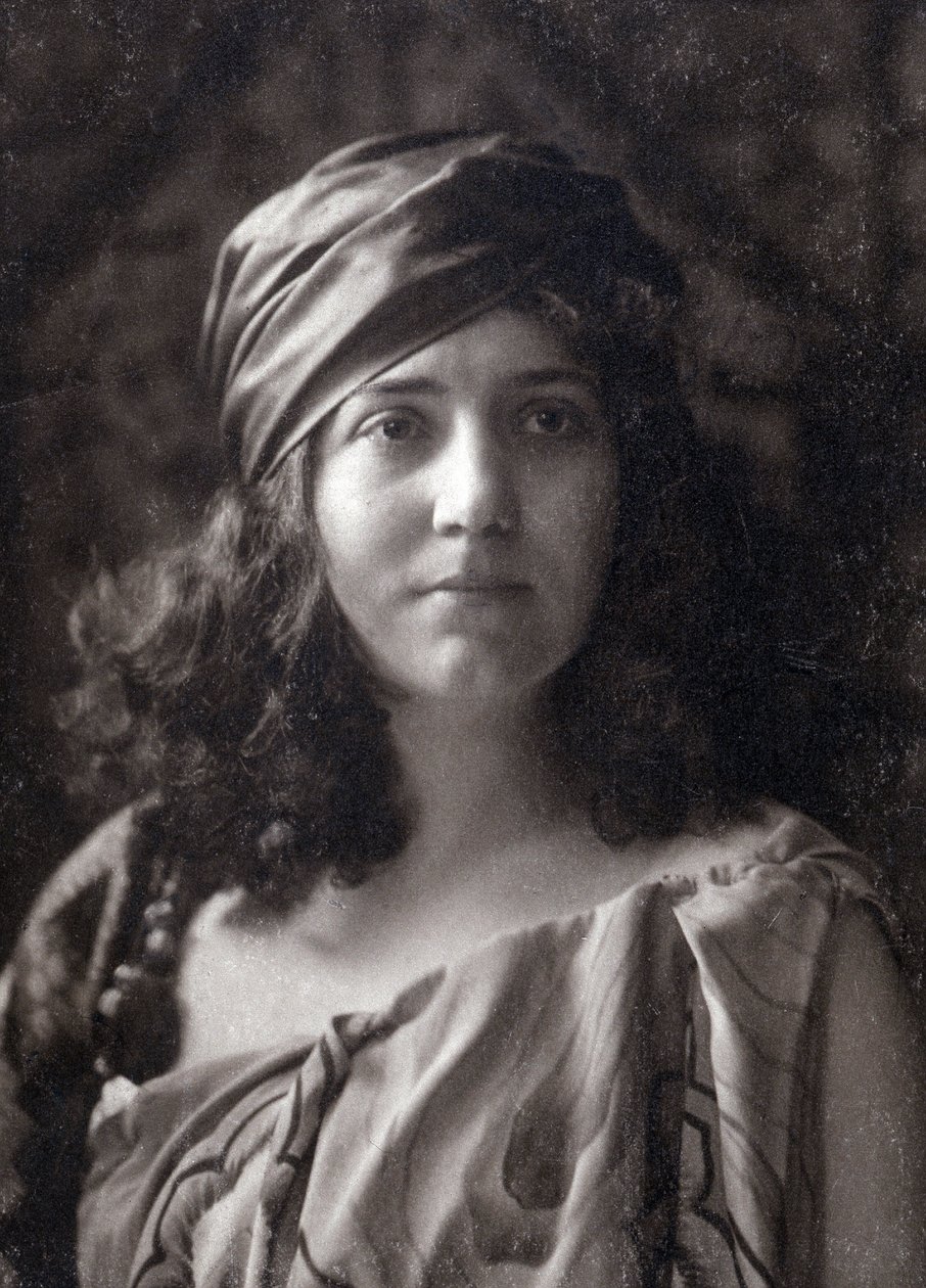 Lea Pirou mit einem Turban, der ihr Haar hält von Nadar