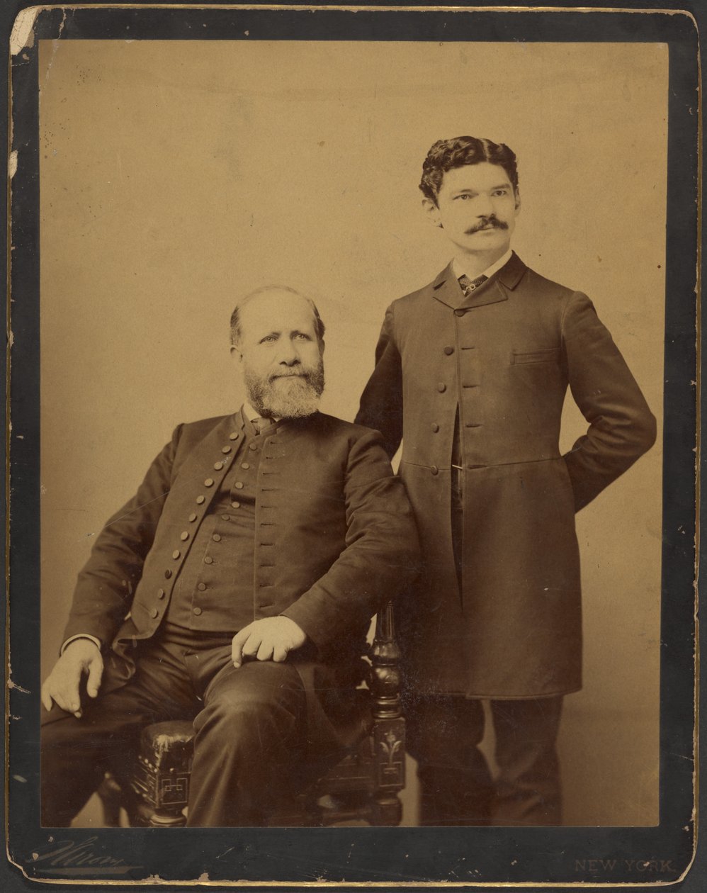 [Unidentifizierter bärtiger Mann sitzend mit unidentifiziertem Mann mit Schnurrbart stehend] von Napoleon Sarony