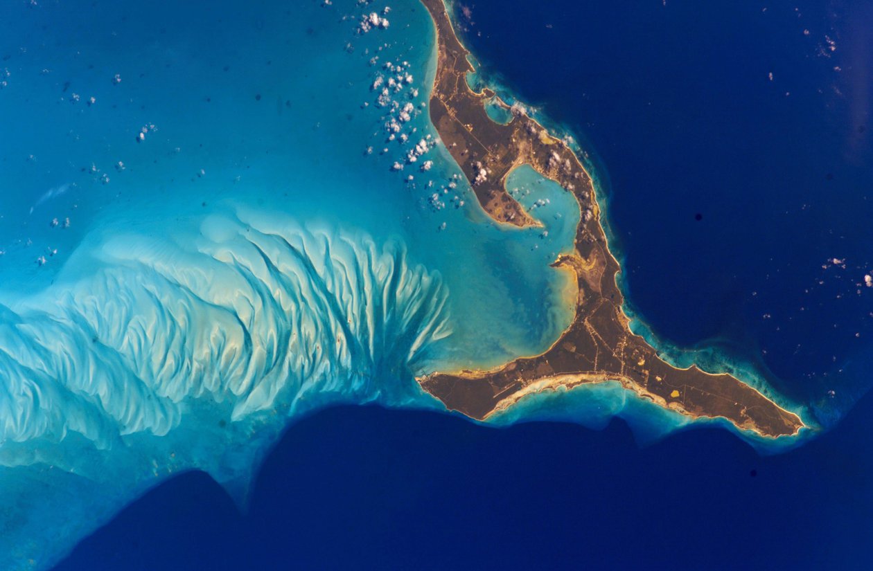 Eleuthera-Insel, Bahamas, 2002. Unterwasserformationen westlich der Insel bestehen aus Kalziumkarbonatsand, der von Korallenriffen erodiert und durch Meeresströmungen in Dünen abgelagert wurde. Wissenschaft Geologie von National Aeronautics and Space Administration National Aeronautics and Space Administration