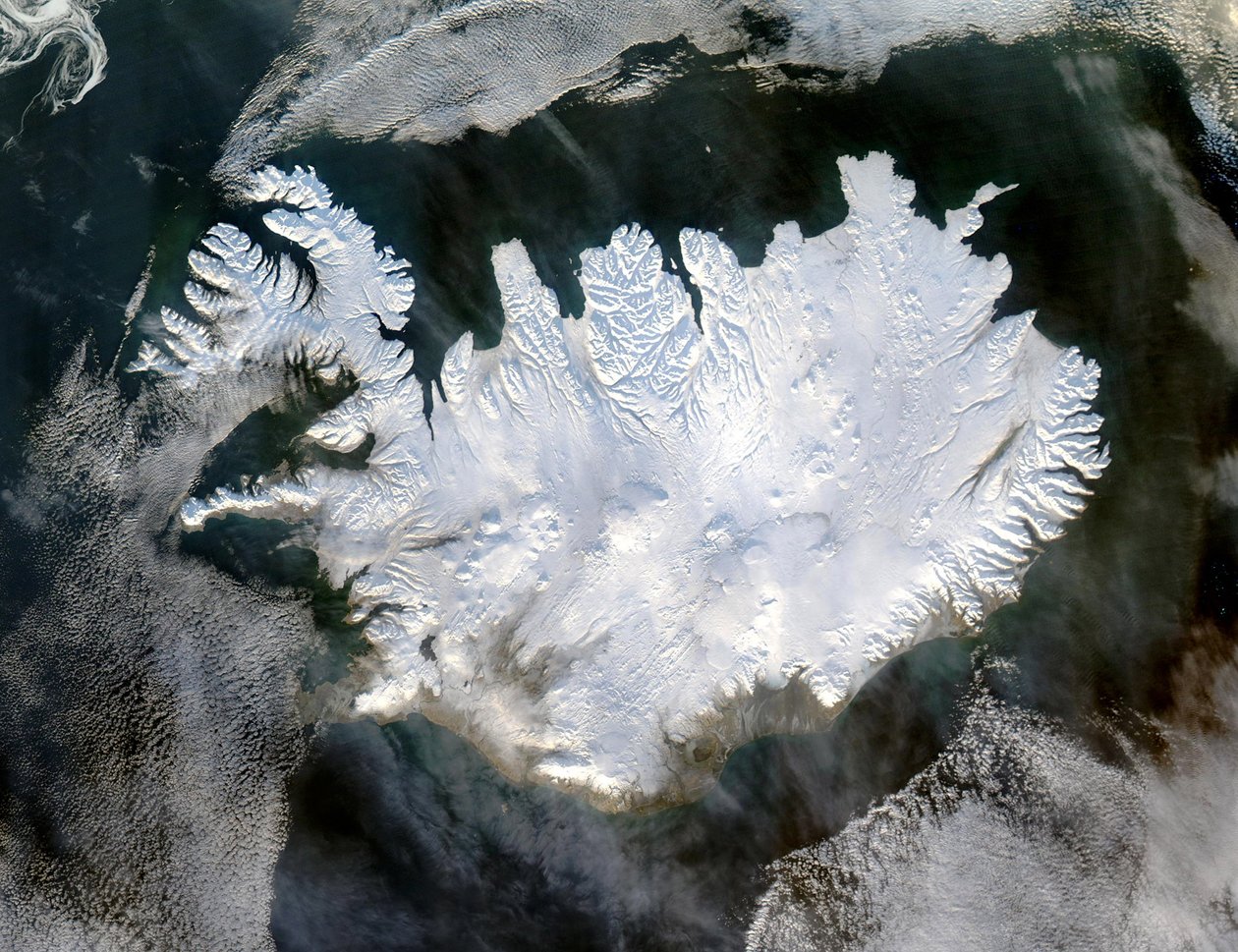 Satellitenbild von Island am 28. Januar 2004, das es bedeckt mit einer Schneedecke und Eis zeigt, die die permanenten Gletscher und Eiskappen, die das ganze Jahr über existieren, verdeckt. Wissenschaft Winter von National Aeronautics and Space Administration National Aeronautics and Space Administration