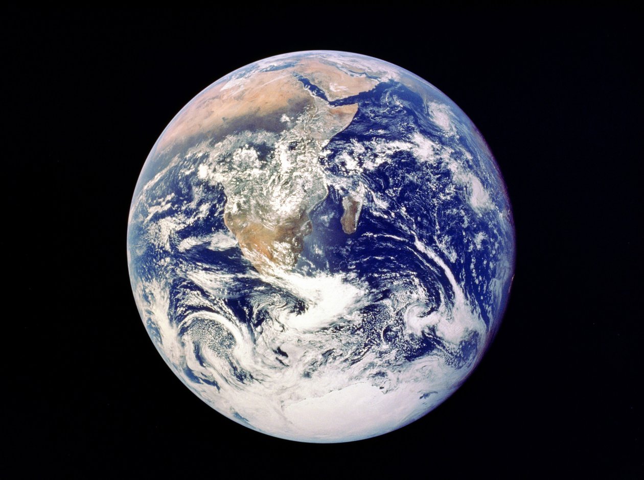 Gesamte Erde aus dem Weltraum - Ansicht von Apollo 17 im Dezember 1972. Erstes Foto der südlichen Polkappe. Die meisten Teile Afrikas sowie die Arabische Halbinsel und Madagaskar sind sichtbar. von National Aeronautics and Space Administration National Aeronautics and Space Administration