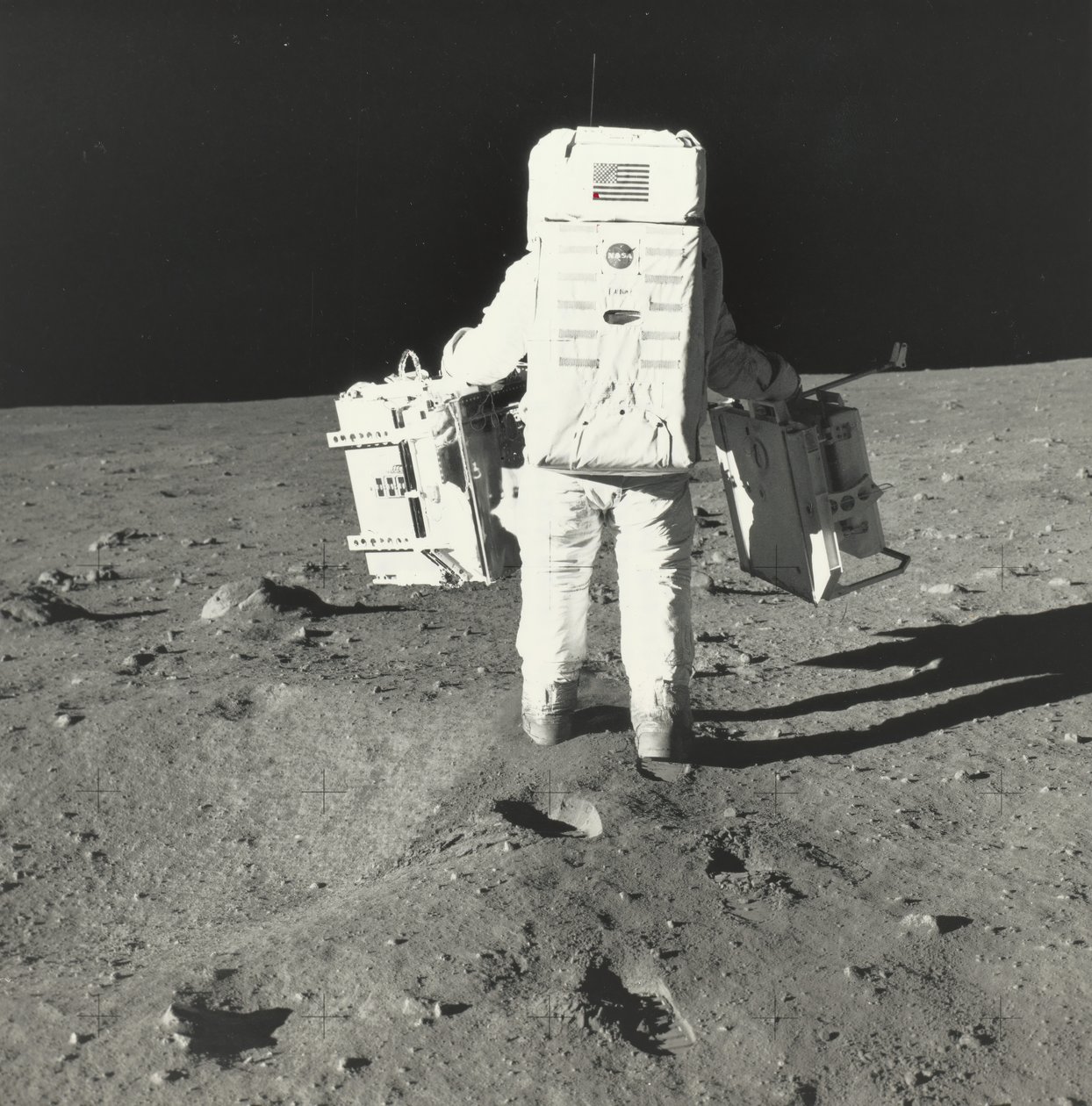 Buzz Aldrin auf dem Mond mit Komponenten des frühen Apollo-Wissenschaftspakets von Neil Armstrong