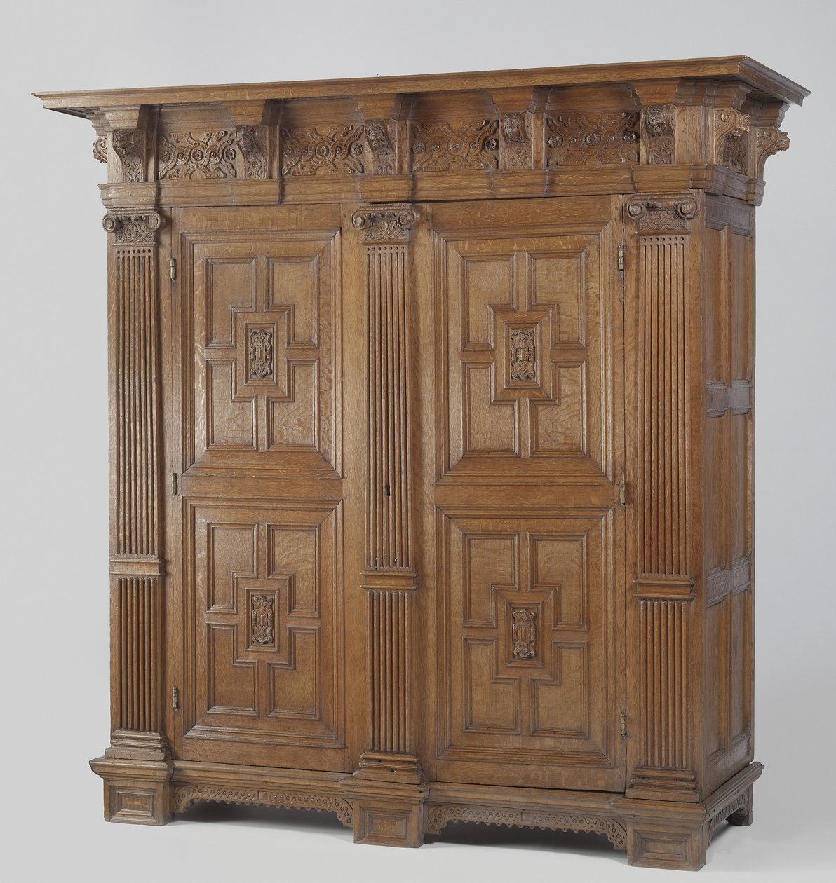 Schrank mit ionischen Säulen von Netherlandish School