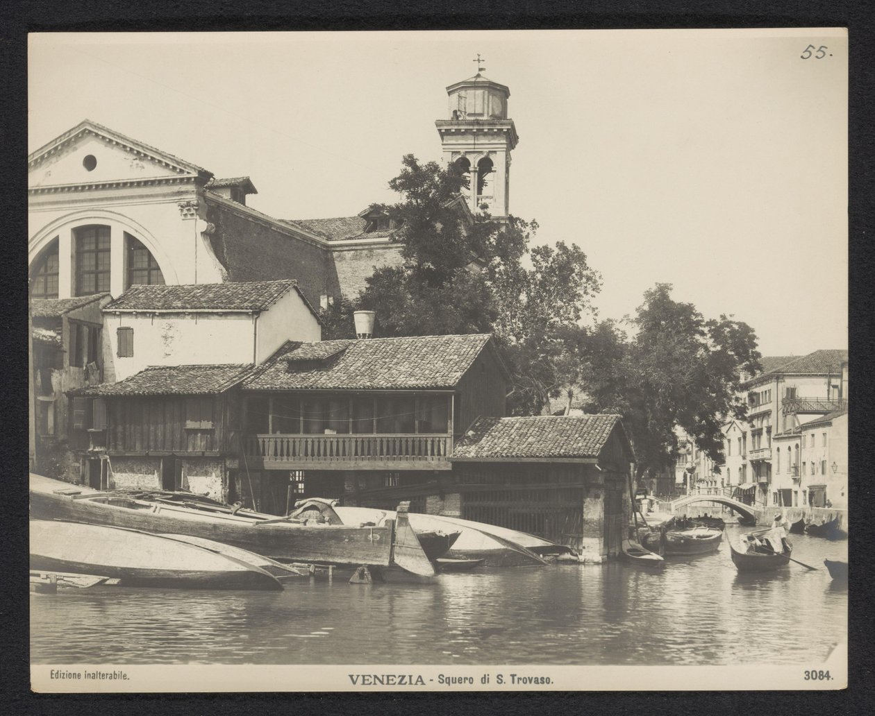 Gezicht op de gondelwerkplaats op de Squero di San Trovaso te Venetië von Neue Photographische Gesellschaft