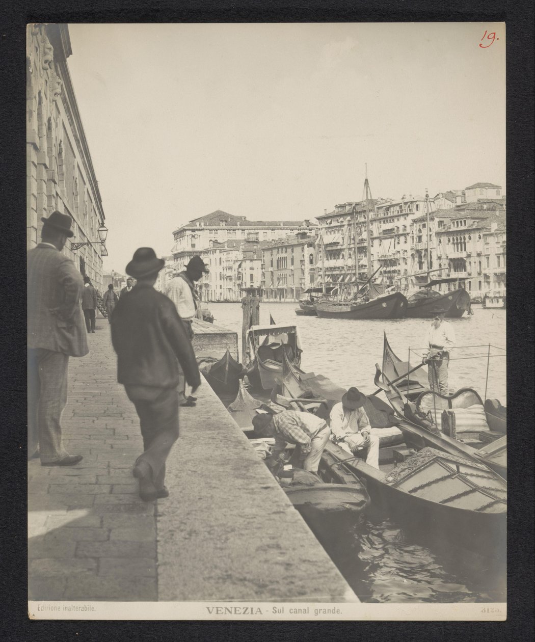 Gondeln entlang des Canal Grande, Venedig von Neue Photographische Gesellschaft