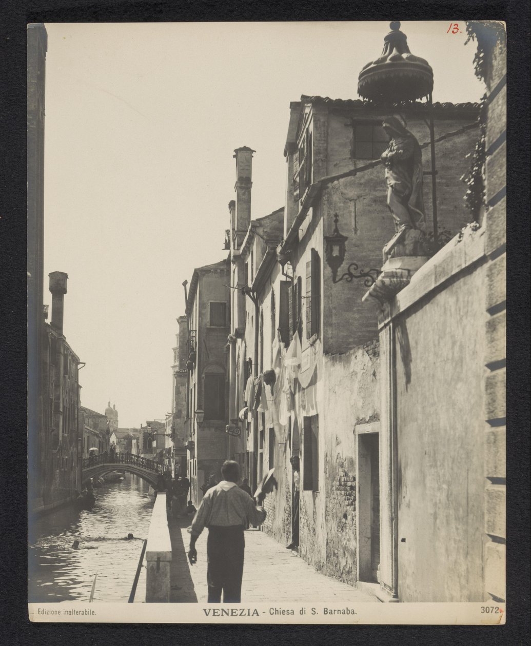 Kai entlang der Chiesa di San Barnaba in Venedig von Neue Photographische Gesellschaft