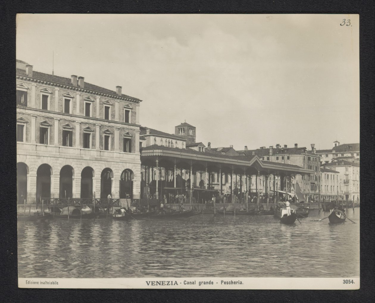 Überdachter Fischmarkt in Venedig von Neue Photographische Gesellschaft