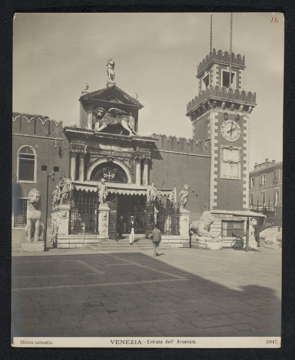 Porta Magna des Arsenals von Venedig von Neue Photographische Gesellschaft