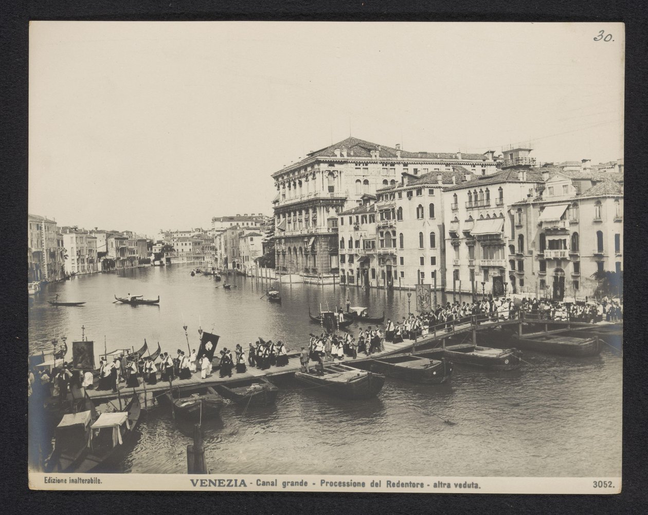 Prozession über eine Pontonbrücke auf dem Canal Grande in Venedig während des Festa del Redentore von Neue Photographische Gesellschaft