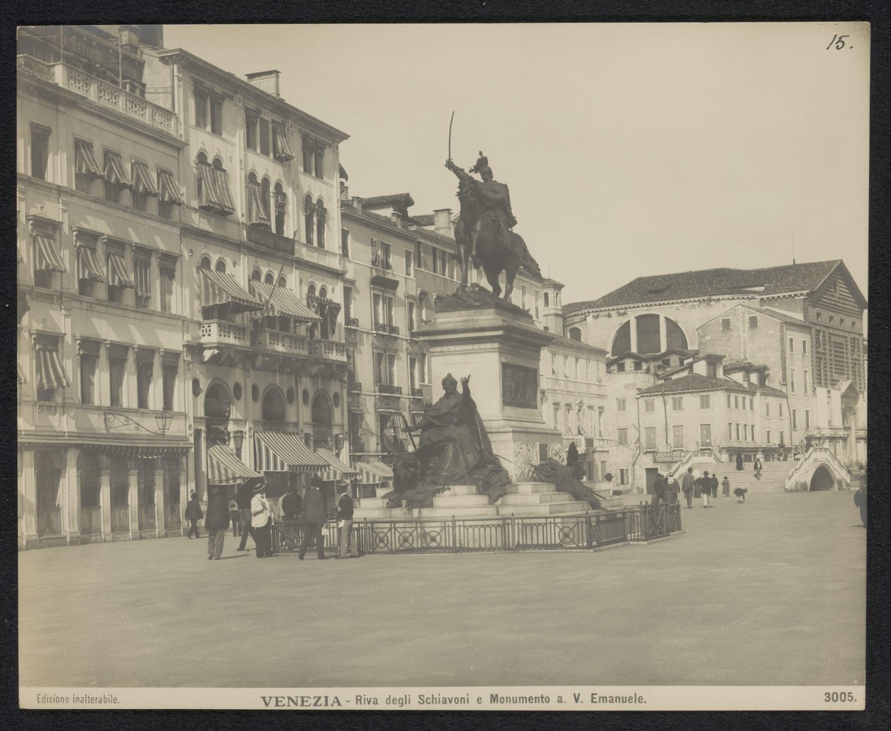 Riva degli Schiavoni te Venetië, met een ruiterstandbeeld van Victor Emanuel II van Italië von Neue Photographische Gesellschaft