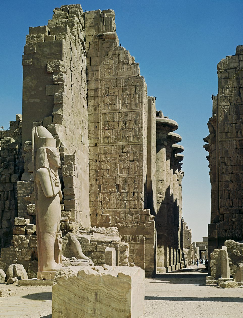 Ansicht des Großen Hofes, der Eingang zur Hypostylhalle und eine Statue von Ramses II. (ca. 1279-1213 v. Chr.) im Tempel von Amun von New Kingdom Egyptian