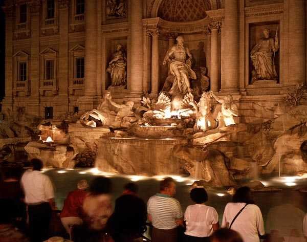 Ansicht des Trevi-Brunnens bei Nacht, erbaut 1732-62 von Nicola Salvi