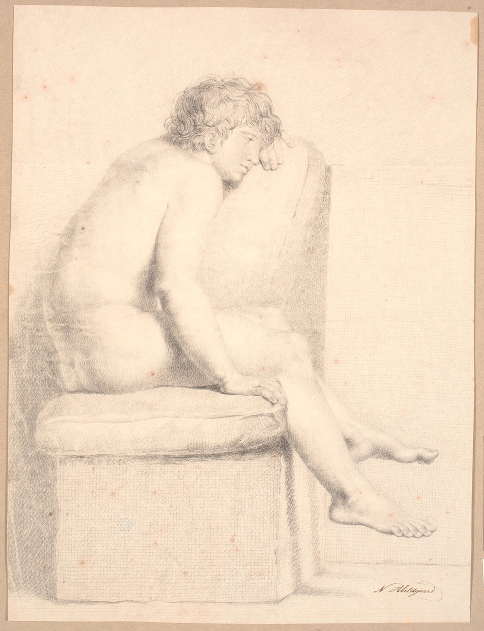Sitzendes Modell auf Sockel mit Kissen. Profil rechts. Kopf auf linken Arm gestützt. Beine erreichen nicht den Boden von Nicolai Abildgaard