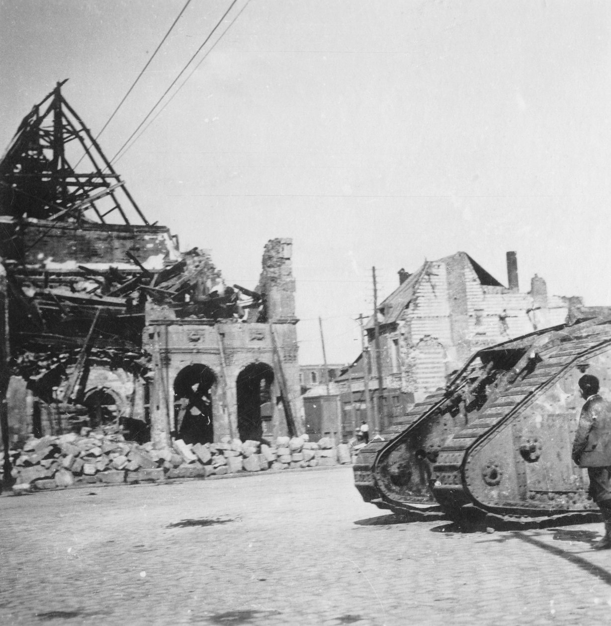 Britischer Panzer vor zerstörten Gebäuden, Peronne, Frankreich, Erster Weltkrieg von Nightingale and Co