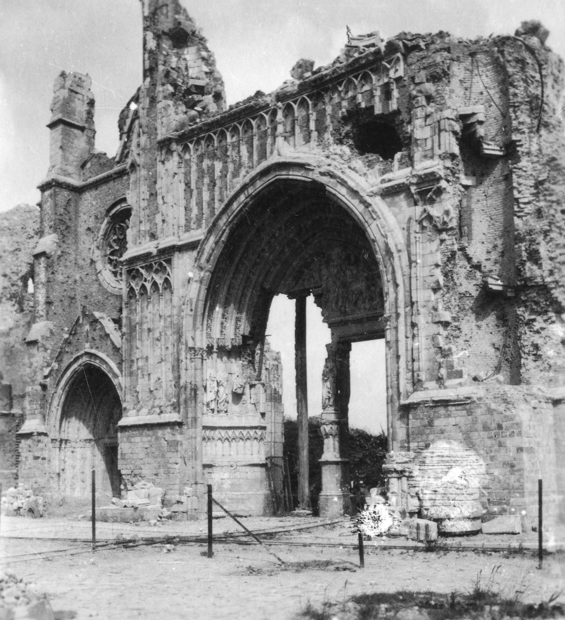 Ruinen der Kathedrale, Ypern, Belgien, Erster Weltkrieg, um 1914-1918 von Nightingale and Co