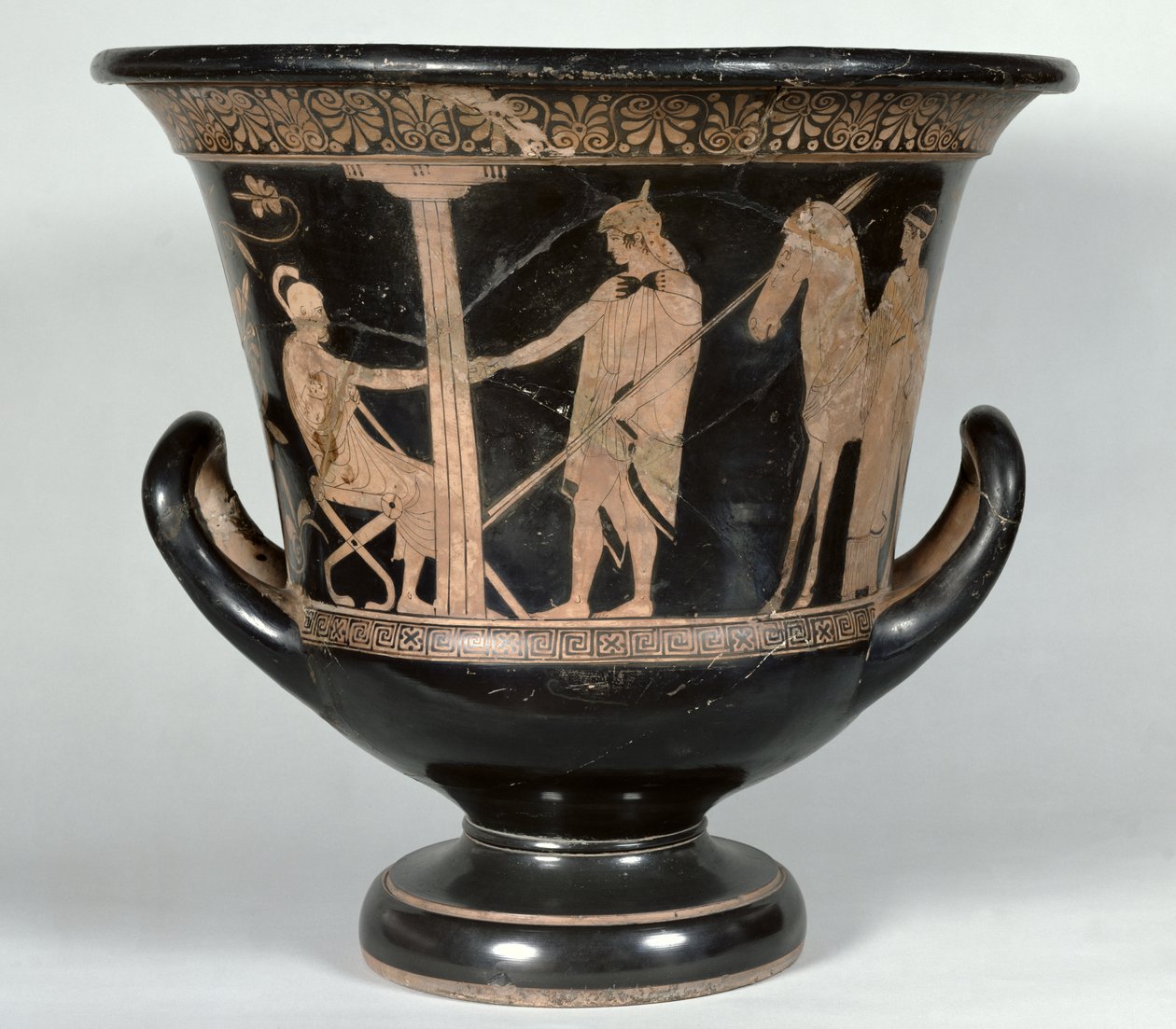 Attisch rotfiguriger Kalyx-Krater, der einen Hopliten zeigt, der aus dem Krieg zurückkehrt von Niobid Painter