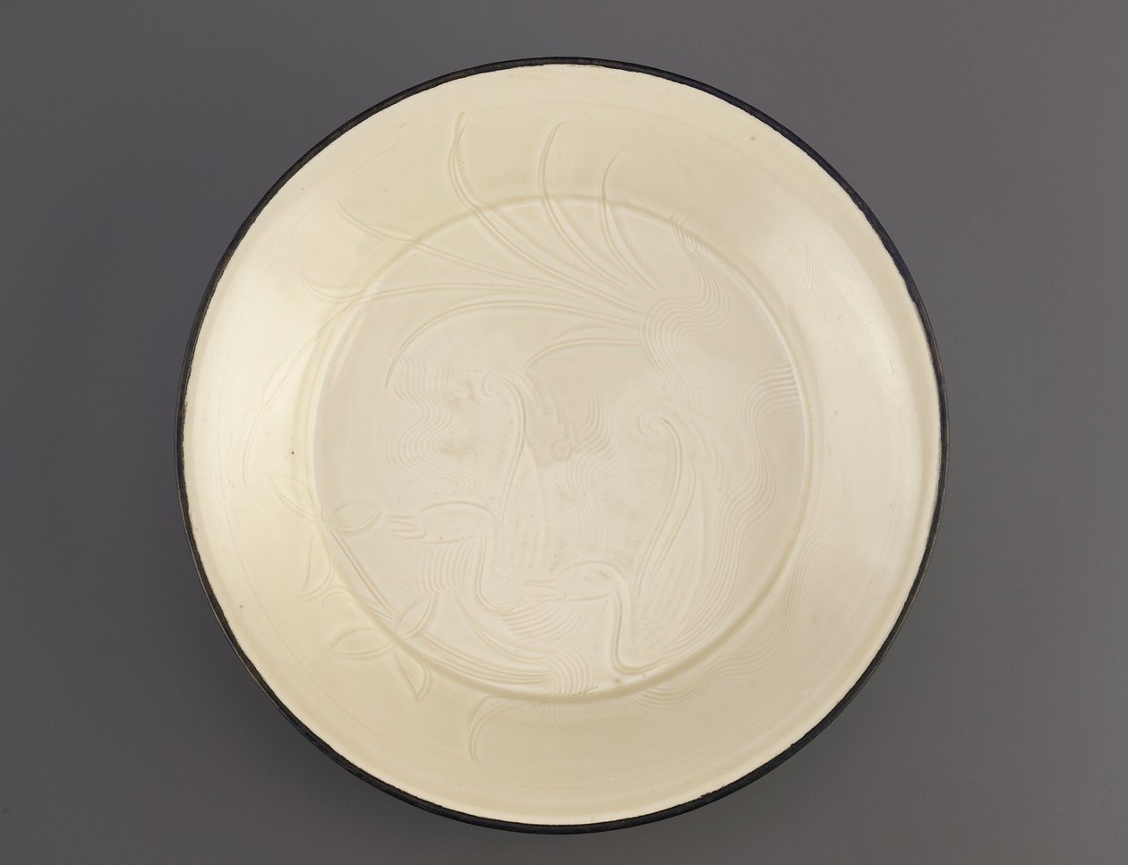 Ding-Ware-Schale mit eingeritzter Dekoration von Enten, Provinz Hebei, 11. bis frühes 12. Jahrhundert von Northern Song Dynasty Chinese School