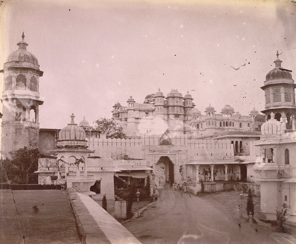 Blick auf den Stadtpalast, mit Eingangstor im Vordergrund, Udaipur von O.S. Baudesson