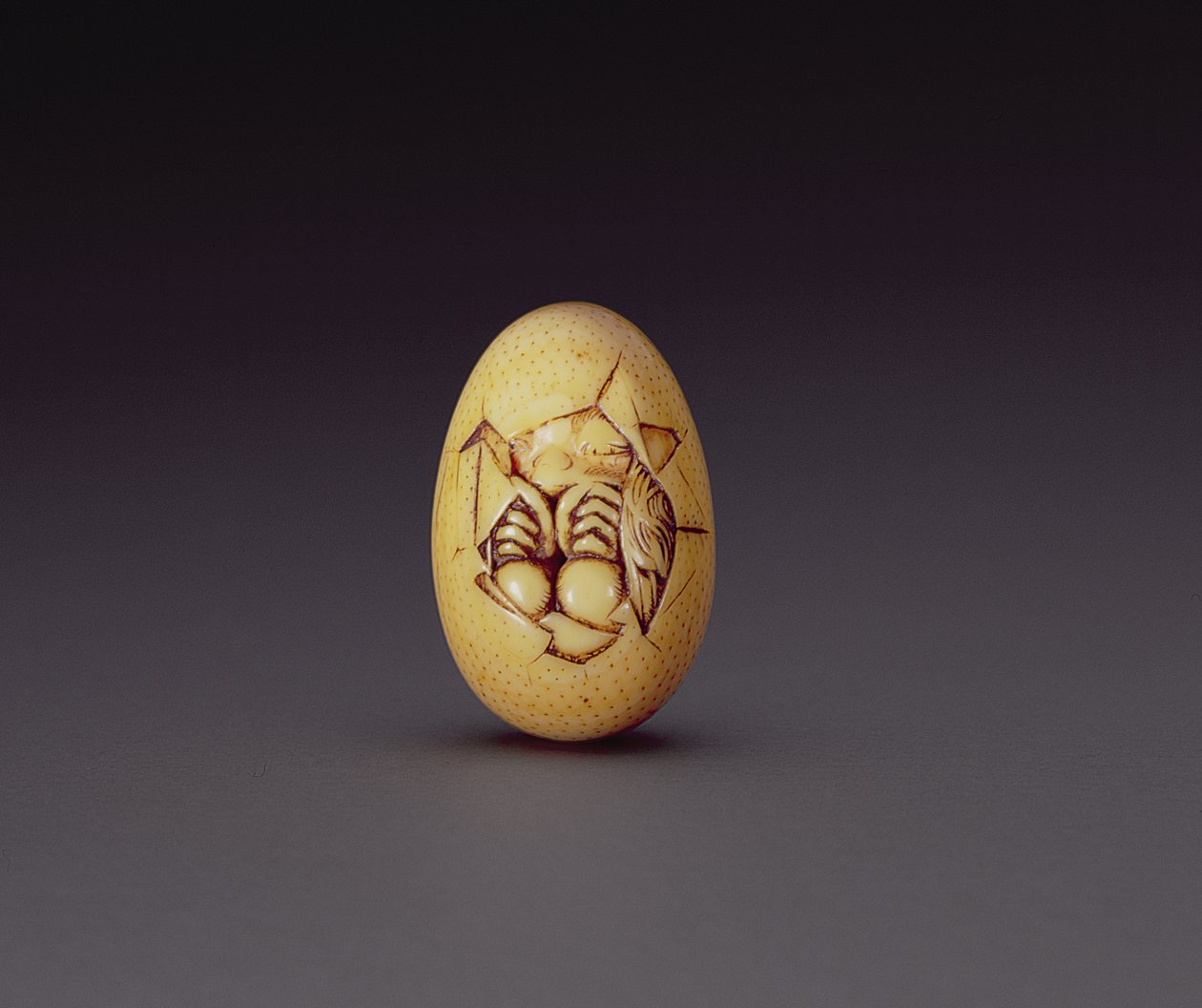 Netsuke, das ein Küken zeigt, das aus einer Schale schlüpft, ca. 1760-80 von Ogasawara Issai