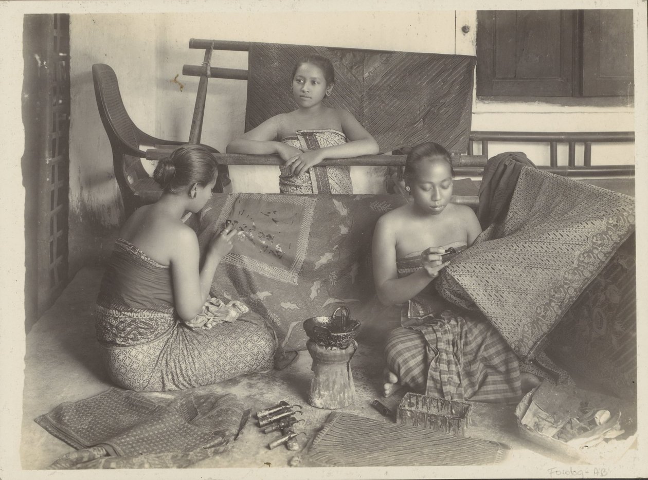 Drei batikende indische Frauen von Onnes Kurkdjian