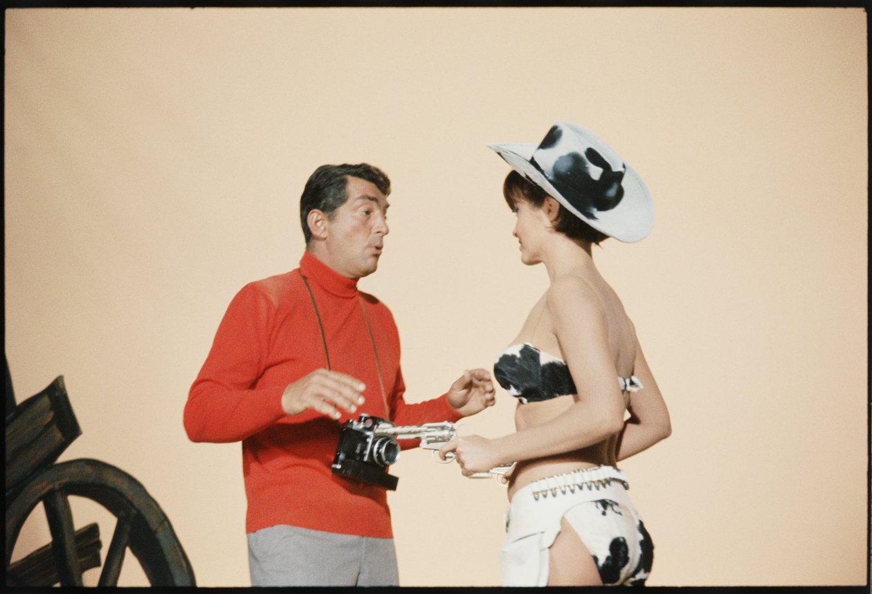 Dean Martin als Matt Helm am Set von 