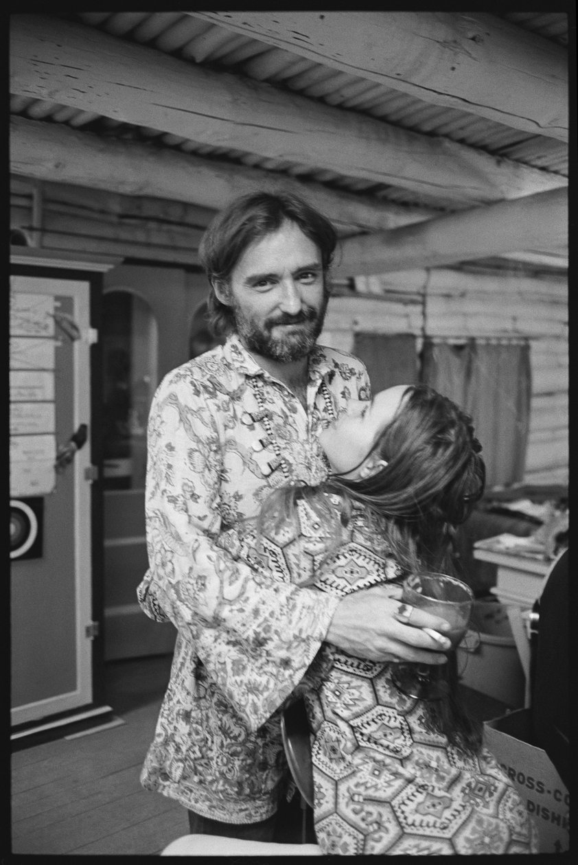 Dennis Hopper und seine Frau Michelle Phillips zu Hause in New Mexico von Orlando Suero