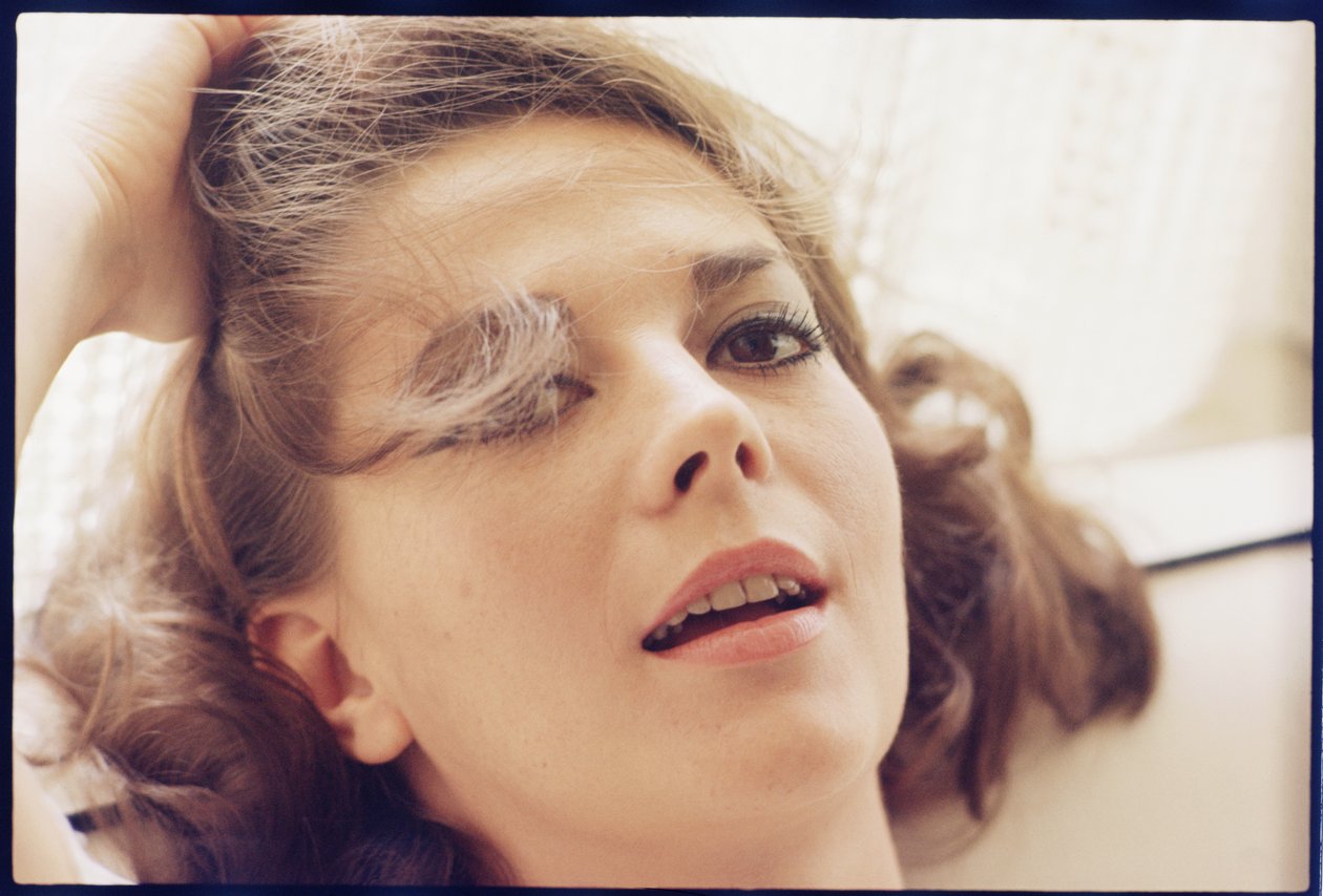 Natalie Wood zu Hause mit Kopf auf dem Kissen von Orlando Suero