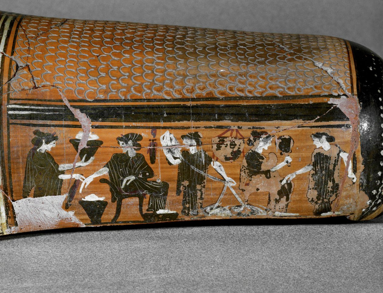 Onos oder Epinetron, ein Schutzkanal von der Hüfte bis zum Knie, den griechische Frauen beim Spinnen verwendeten, zugeschrieben dem "Maler von Diosphos" von Painter Diosphos