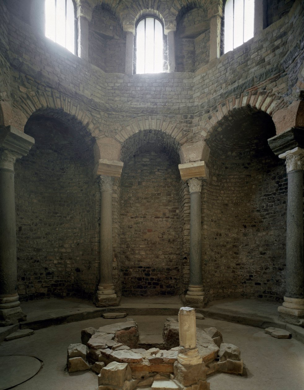 Paläochristliche Kunst: Ansicht des Inneren des Baptisteriums, 5. Jahrhundert. Frejus (Var) von Paleo Christian