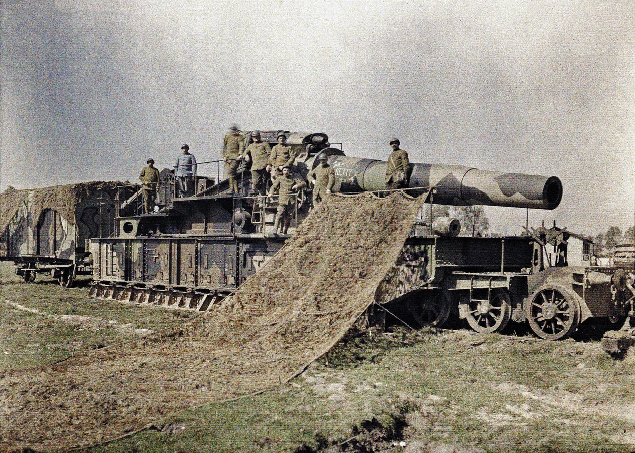 Acht französische Soldaten tarnen eine 370 mm Eisenbahngeschütz mit der Aufschrift Keity, Noyon, Oise, Frankreich, 5. September 1917 von Paul Castelnau