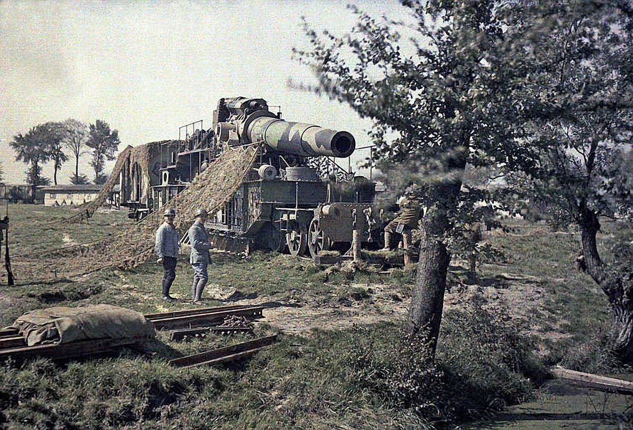 Französische Soldaten tarnen eine 370 mm Eisenbahngeschütz mit der Aufschrift Keity, Noyon, Oise, Frankreich, 5. September 1917 von Paul Castelnau