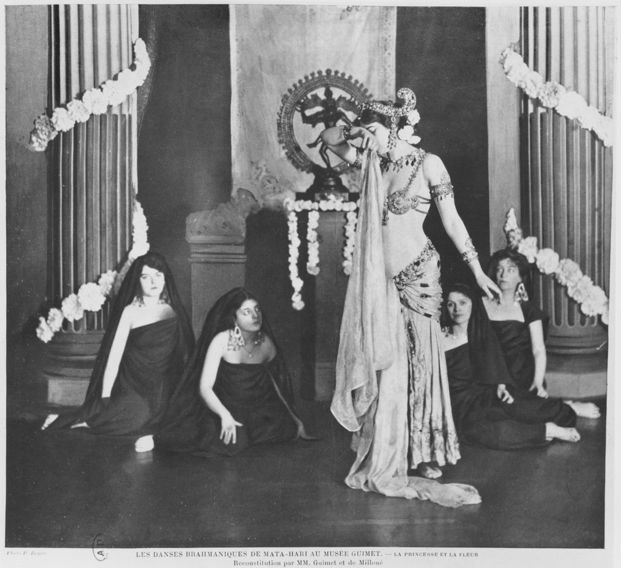 Mata Hari tritt im Musée Guimet, Paris, am 13. März 1905 auf von Paul Boyer