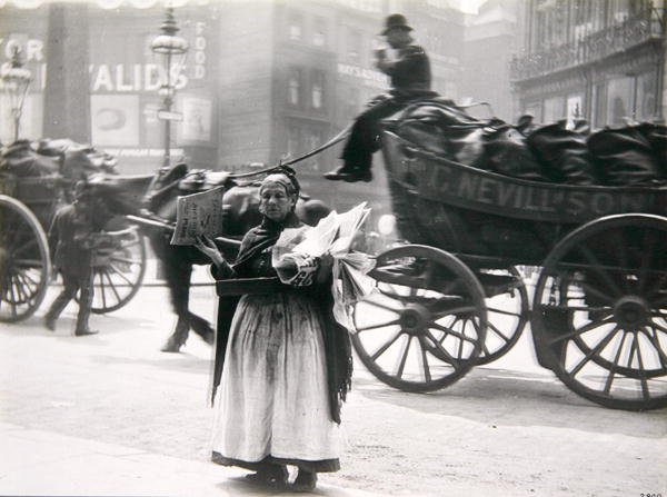 Eine weibliche Zeitungsverkäuferin, London, ca. 1890er von Paul Martin