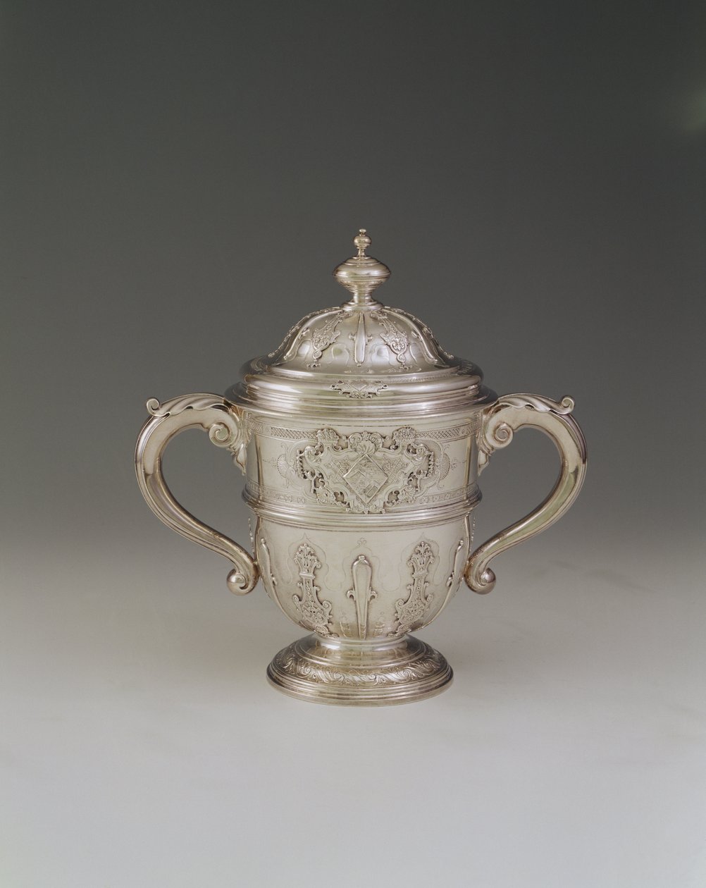 Zweihandbecher mit Deckel, 1730-31 von Paul de Lamerie