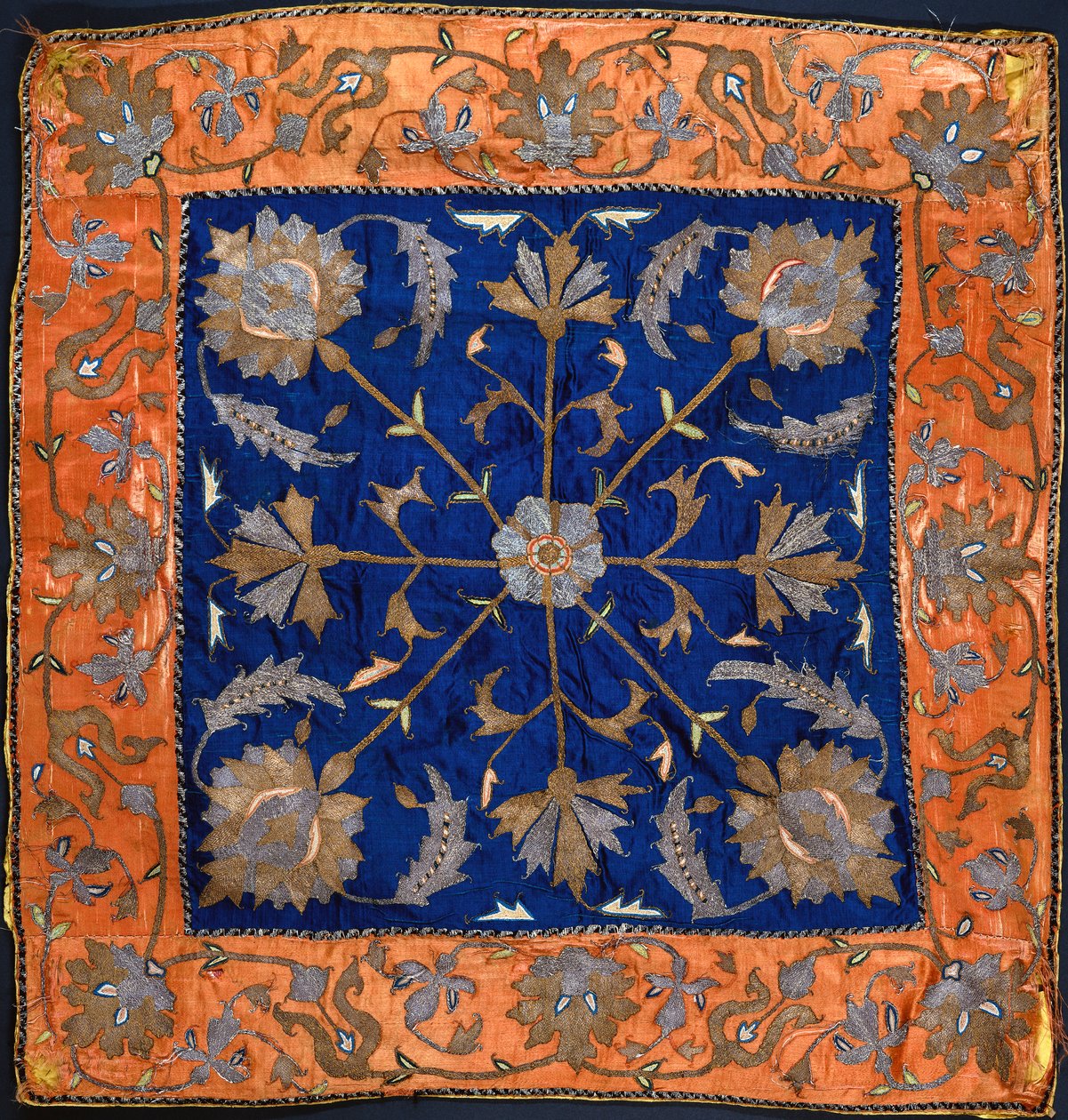 Eine Bocha aus blauem Satin, bestickt mit Silber- und Goldfäden von Persian School