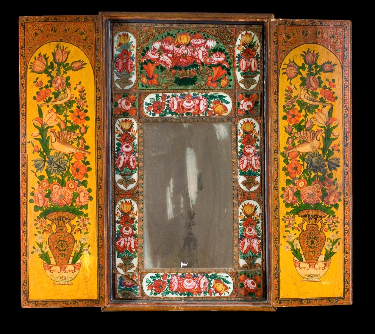 Ein großer Qadjar polychrom lackierter Spiegel, mit offenen Türen, die das dekorierte Innere enthüllen von Persian School