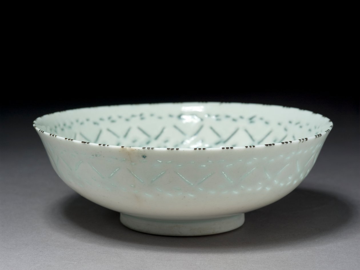 Gombroon Schale, Iran, Safawiden-Periode (Steinpaste mit durchbrochener Dekoration und schwarzer Unterglasur) von Persian School