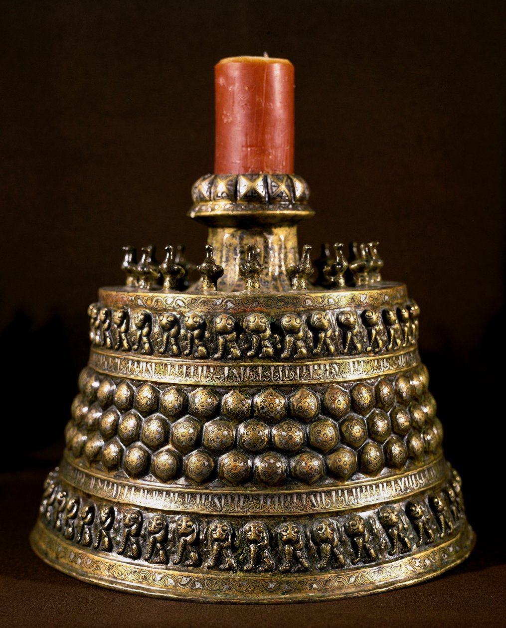 Islamische Kunst: Bronzekerzenhalter mit Silbereinlagen. Persische Kunst des 12. Jahrhunderts. Kairo, Museum für Islamische Kunst von Persian School