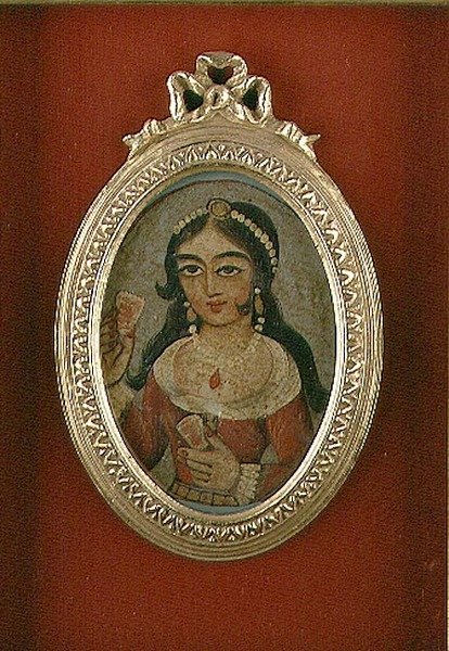Qajar-Büstenrundel, das eine geschmückte Frau darstellt von Persian School