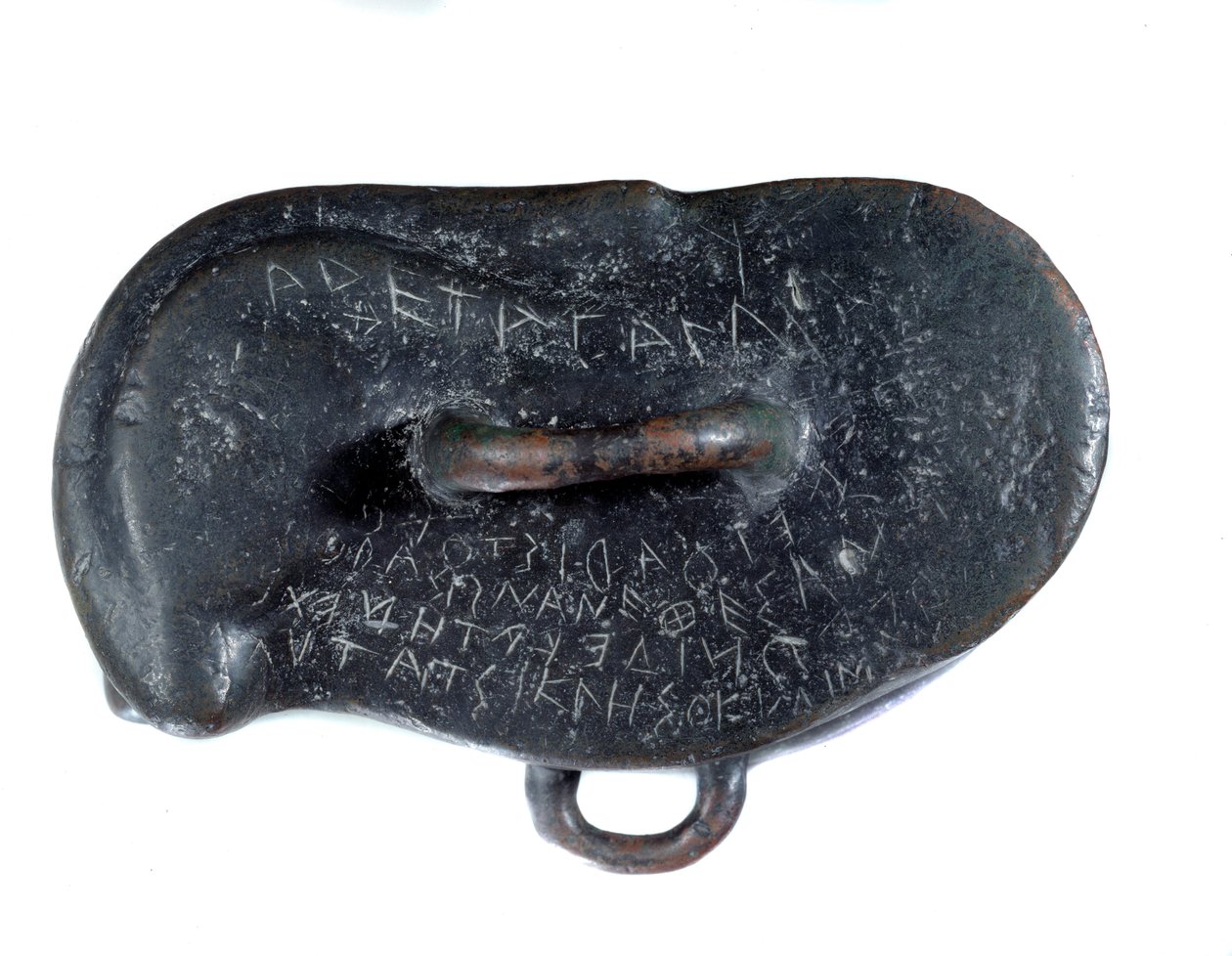 Votivgewicht aus Bronze in Form eines Osselets mit einer griechischen Widmung an Apollo von Didymus, Votivgabe an den Tempel des Gottes in Milet. Routenide-Periode. Als Beute von Darius I. gefunden in Susa. Paris, Louvre Museum von Persian School