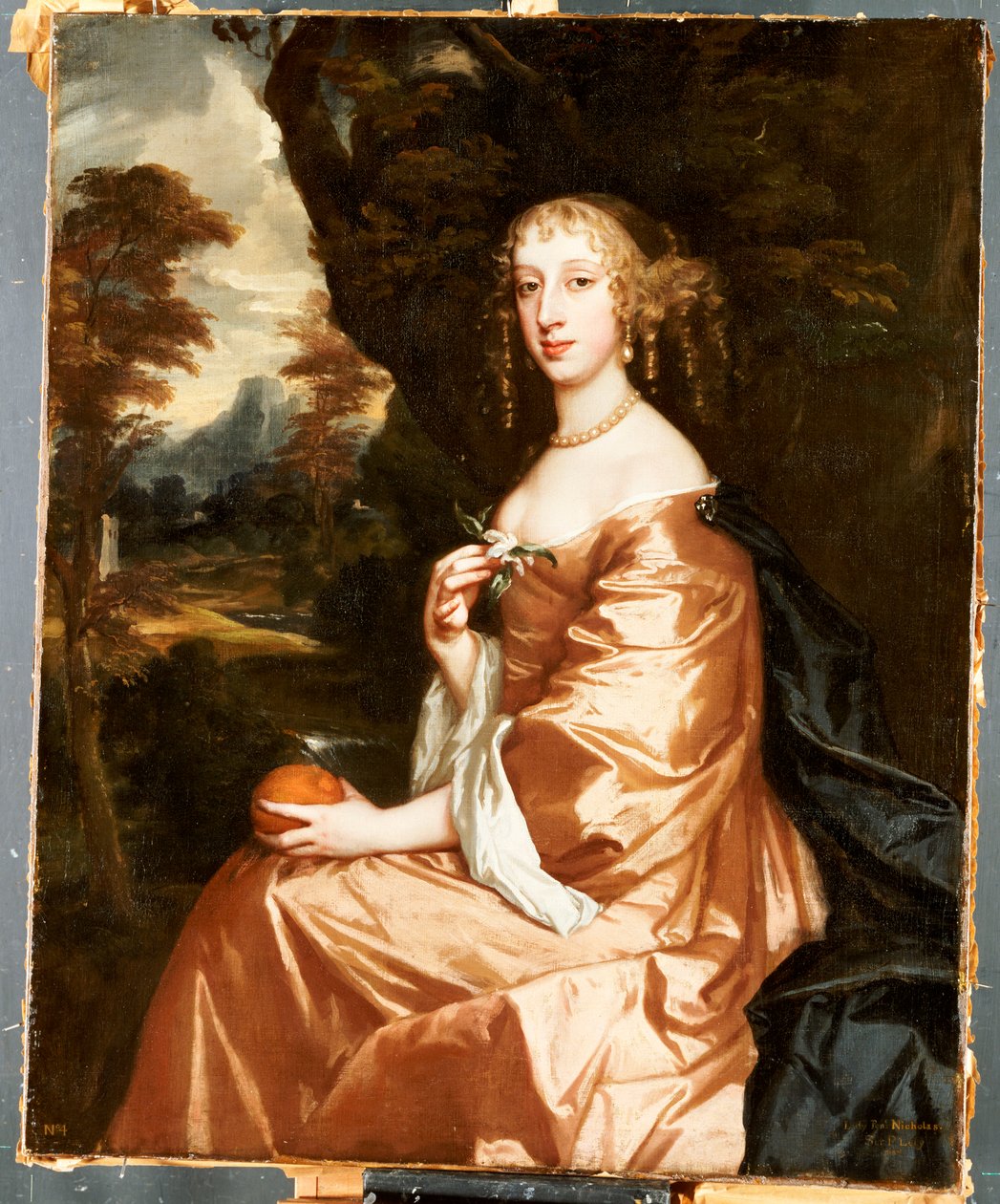 Porträt von Lady Penelope Nicholas, die eine Orange in einer Landschaft hält von Peter Lely