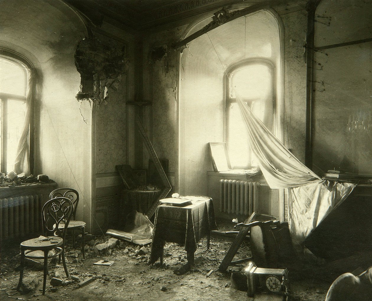 Russische Revolution von 1917: Inneres des Chudov-Klosters im Kreml von Moskau nach dem Bombardement im November 1917. Fotografie von Pyotr Petrovich Pavlov (1860-1925) von Petr Petrovich Pavlov