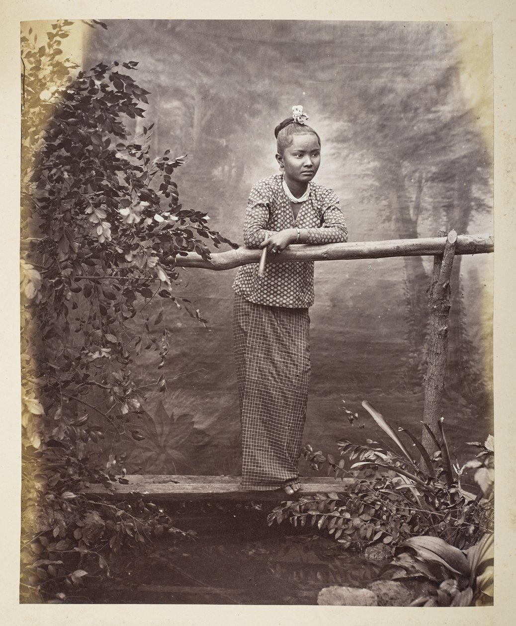 Porträt einer burmesischen Jungfrau, Fotograf: Klier, Philip Adolphe Gladstone Sammlung von Philip Adolphe Klier