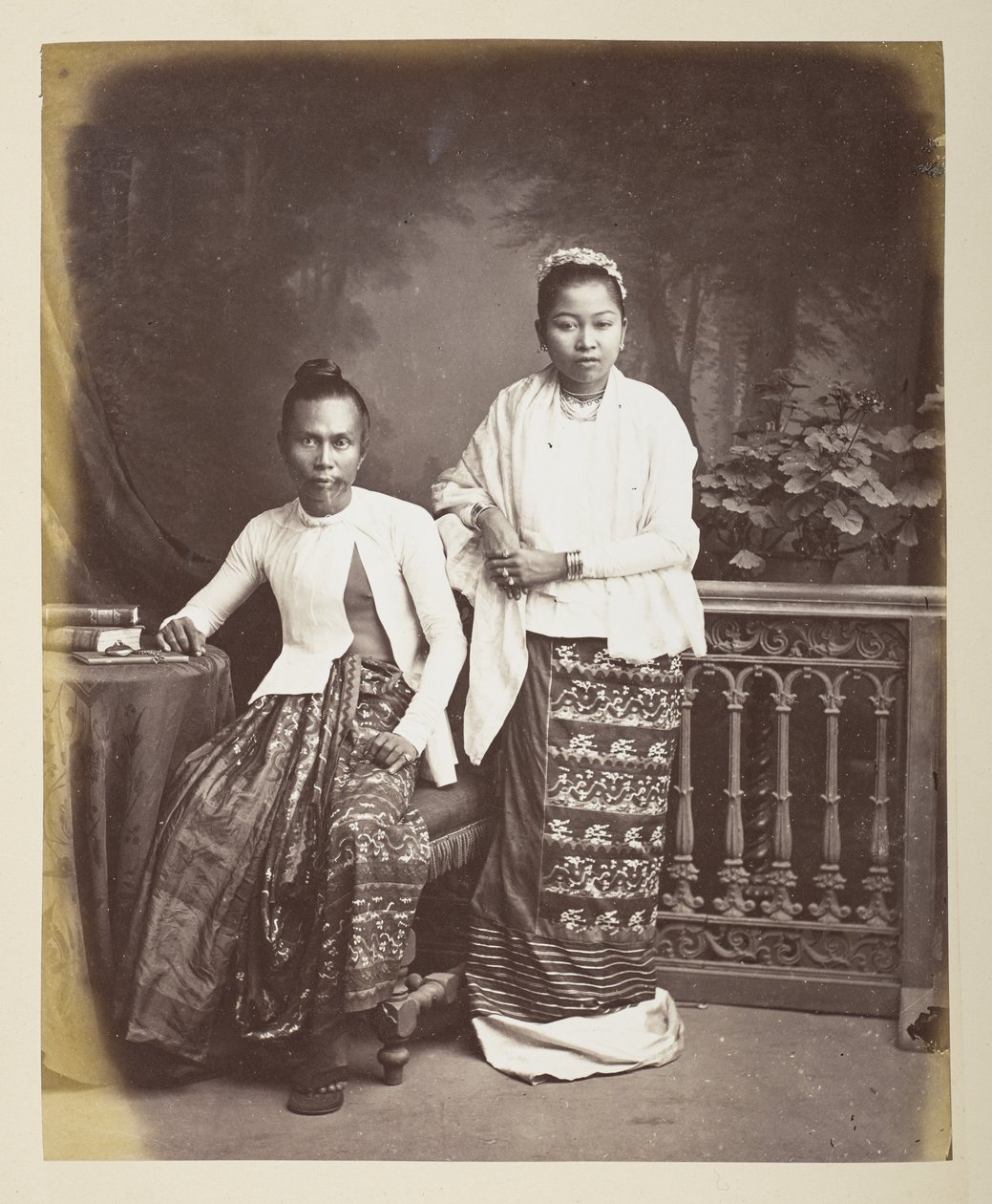 Porträt eines burmesischen Mannes und seiner Frau, Fotograf: Klier, Philip Adolphe Gladstone Sammlung von Philip Adolphe Klier